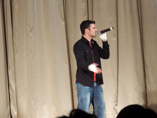 Андраник («Феникс») – студент, исполняет песню, посвящённую маленькому Эдуарду, слова и музыка его. Андраник («Феникс») – студент, исполняет песню, посвящённую маленькому Эдуарду, слова и музыка его.