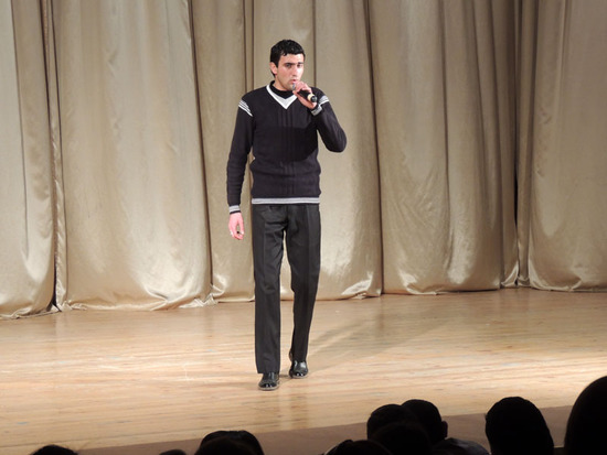 Авет, студент АрГУ, исполняет песню на английском. Авет, студент АрГУ, исполняет песню на английском.