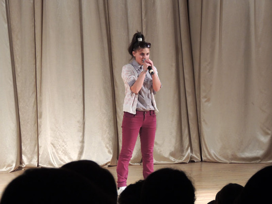 Студентка Лилит из дома культуры и творчества поёт армянскую народную песню. Студентка Лилит из дома культуры и творчества поёт армянскую народную песню.