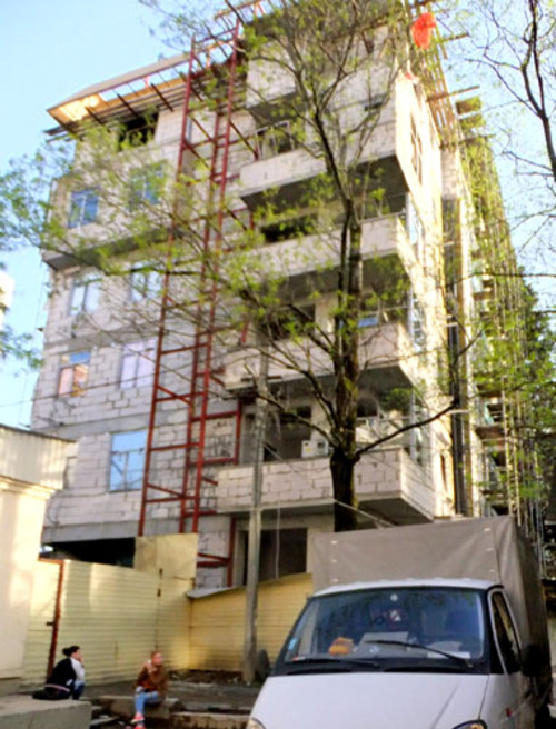 Дом на Московской 10 «Б» подлежащий сносу, выстроен с захватом тротуара и пешеходной дорожки самовольно. Сочи. Фото Светланы Кравченко для "Кавказского узла"