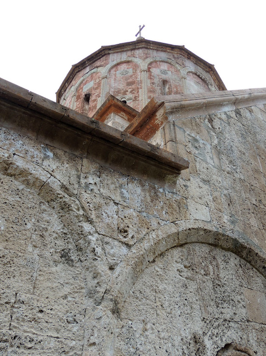 Поверхность камней похожа на лицо человека, переболевшего оспой. Поверхность камней похожа на лицо человека, переболевшего оспой.