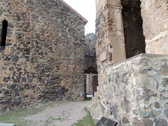 Проходжы между сооружениями монастыря. Проходжы между сооружениями монастыря.