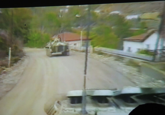 Кадр из фильма. Техника входит в село. Кадр из фильма. Техника входит в село.