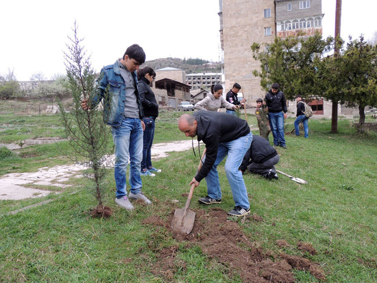 Марут ловко обращается лопатой. Марут ловко обращается лопатой.