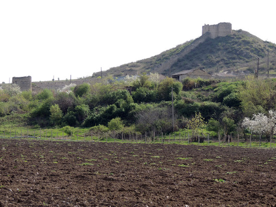 Остатки крепостных стен. Остатки крепостных стен.