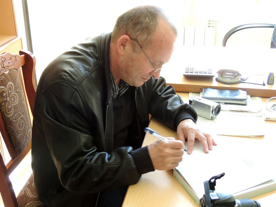 От имени Черкеса Бахшиевича, его племянник Андрей пишет на книге, в дар его односельчанам. От имени Черкеса Бахшиевича, его племянник Андрей пишет на книге, в дар его односельчанам.