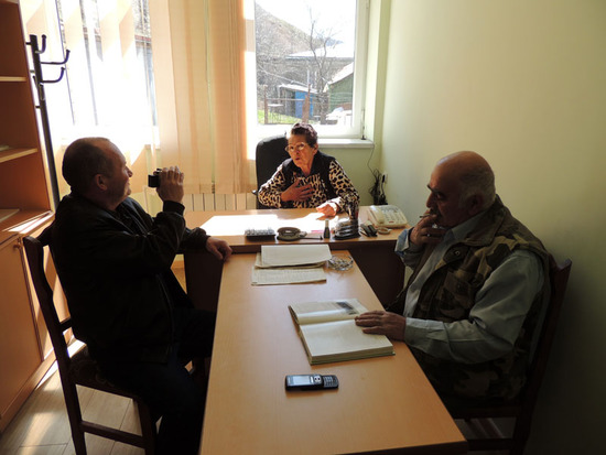 Ну, и конечно, привествие записывает на видеокамеру. Ну, и конечно, привествие записывает на видеокамеру.