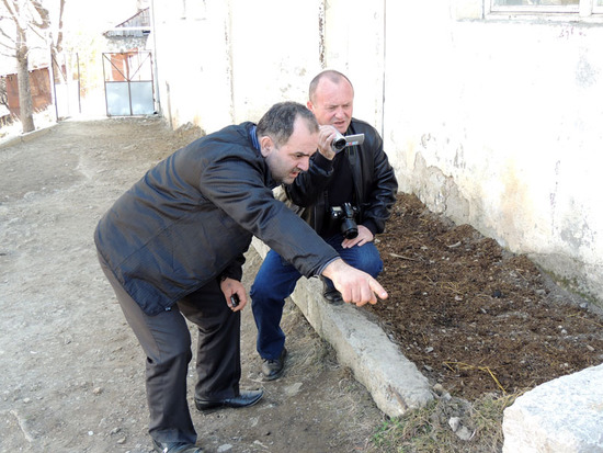 Ашот (слева) читает, Андрей снимает всё на камеру. Ашот (слева) читает, Андрей снимает всё на камеру.