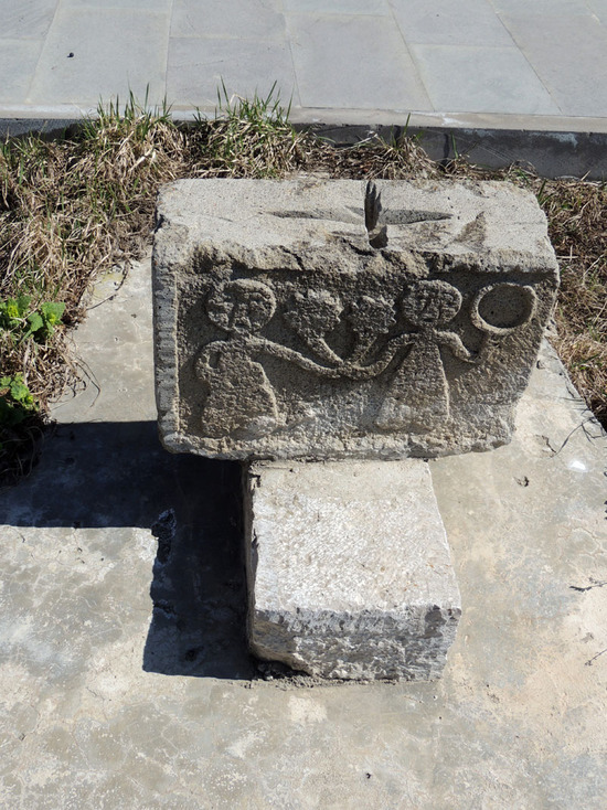 Этот камень находится перед церковью. Этот камень находится перед церковью.