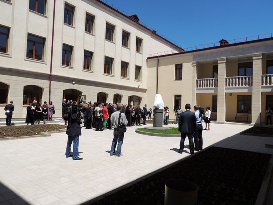 Школьный двор, где находится памятник А.С.Грибоедову. Школьный двор, где находится памятник А.С.Грибоедову.