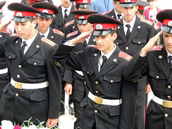 Кадеты отдают честь погибшим в войнах... Кадеты отдают честь погибшим в войнах...