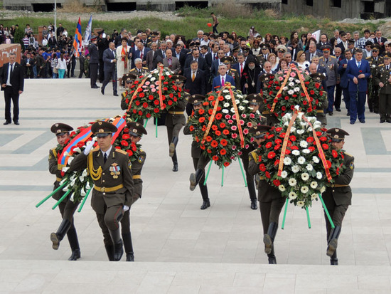 Возложение венков. Предствители властей Нагорного Карабаха, Армении, духовенства. Возложение венков. Предствители властей Нагорного Карабаха, Армении, духовенства.
