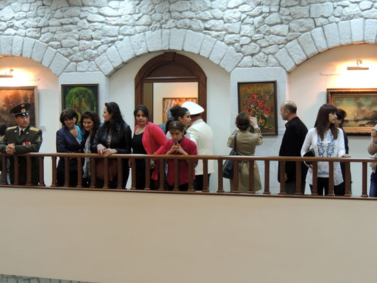 Посетители на втором этаже галереи. Посетители на втором этаже галереи.