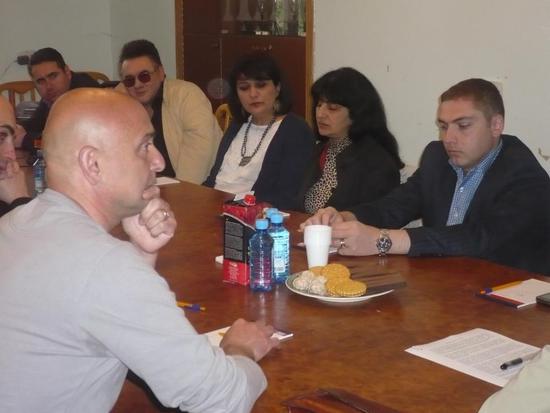 Много споров, много разговоров о том, нужно ли карабахской стороне это перемиие... Много споров, много разговоров о том, нужно ли карабахской стороне это перемиие...