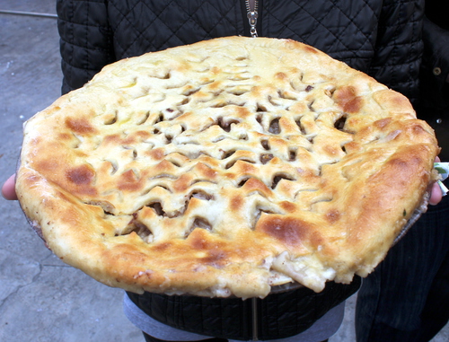 Осетинский пирог с мясом. Северная Осетия, Владикавказ, 8 июня 2013 г. Фото Эммы Марзоевой для "Кавказского узла"