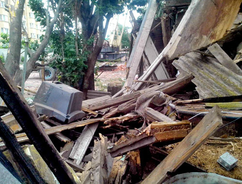 Снос дома Порфирьевых. Астрахань, 13 июня 2013 г. Фото Елены Гребенюк для "Кавказского узла" Снос дома Порфирьевых. Астрахань, 13 июня 2013 г. Фото Елены Гребенюк для "Кавказского узла"