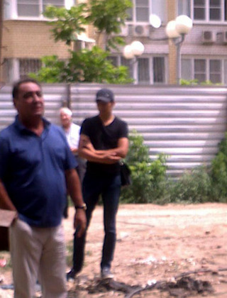 Директор стройфирмы Алексей Пустовалов руководит сносом дома Порфирьевых. Астрахань, 13 июня 2013 г. Фото Елены Гребенюк для "Кавказского узла" Директор стройфирмы Алексей Пустовалов руководит сносом дома Порфирьевых. Астрахань, 13 июня 2013 г. Фото Елены Гребенюк для "Кавказского узла"