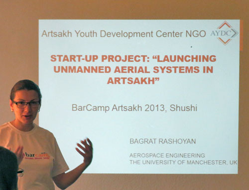 Директор Центра развития молодежи Сусанна Петросян презентует проект на форуме «Barcamp Artsakh 2013». Нагорный Карабах, город Шуши, 25 июля 2013 г. Фото Алвард Григорян для "Кавказского узла"