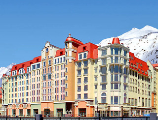 Отель Golden Tulip Rosa Khutor, расположенный на горнолыжном курорте Роза Хутор, Красная Поляна, Сочи. Фото: Managehotel, http://commons.wikimedia.org/