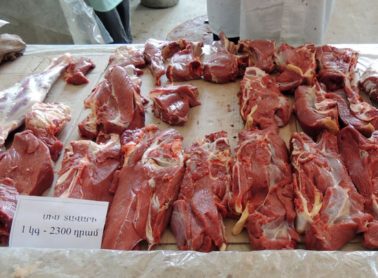 Говяжье мясо стоит 2300 драм ($1 - 405 драм). Говяжье мясо стоит 2300 драм ($1 - 405 драм).