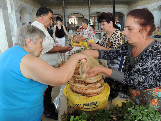 Свежий деревенский хлеб, выпеченный в тонире. Свежий деревенский хлеб, выпеченный в тонире.