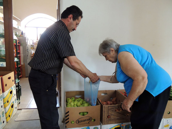 А Григорий взял в аренду помещение на рынке, где продаёт не только сельхозпродукцию, но и продукты. А Григорий взял в аренду помещение на рынке, где продаёт не только сельхозпродукцию, но и продукты.