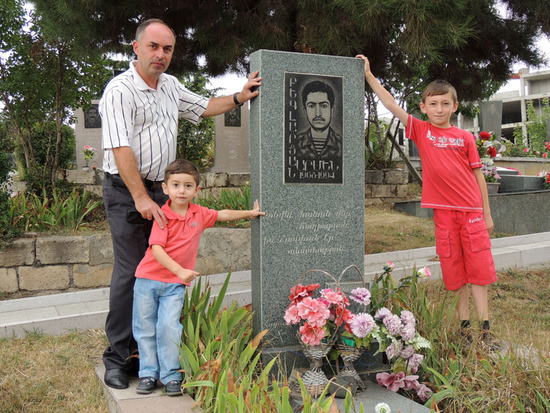 Ашот пришёл на могилу своего боевого товарища Армена вместе с сыновьями - Арманом (слева) и Арменом. Ашот пришёл на могилу своего боевого товарища Армена вместе с сыновьями - Арманом (слева) и Арменом.