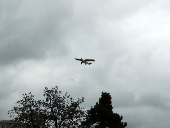На радость детишкам самолёт кружился над городом. На радость детишкам самолёт кружился над городом.