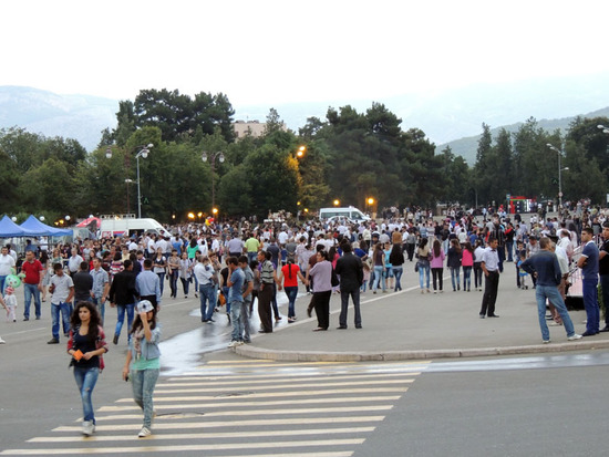 Площадь Свободы заполняется народом... Площадь Свободы заполняется народом...
