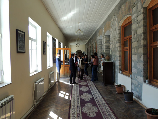 В здании управления по туризму. В здании управления по туризму.