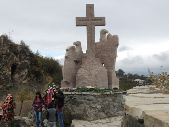 Памятник погибшим воинам, венки, цветы уже возложены... Памятник погибшим воинам, венки, цветы уже возложены...