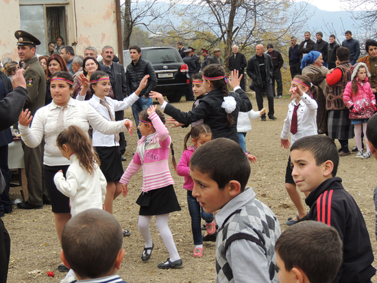 Школьники танцуют, поэт, пляшут... Школьники танцуют, поэт, пляшут...