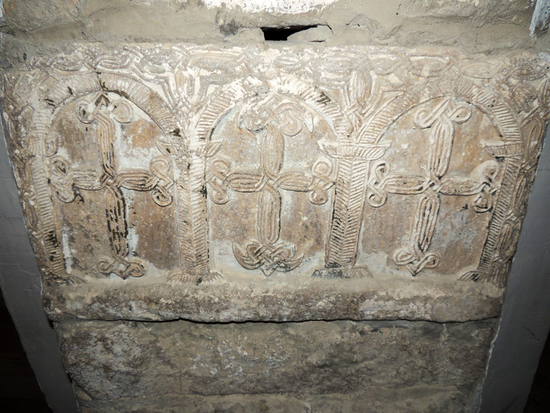 Церковь «Пустынь Кусаноц». Хачкар замурованный в стене. Церковь «Пустынь Кусаноц». Хачкар замурованный в стене.