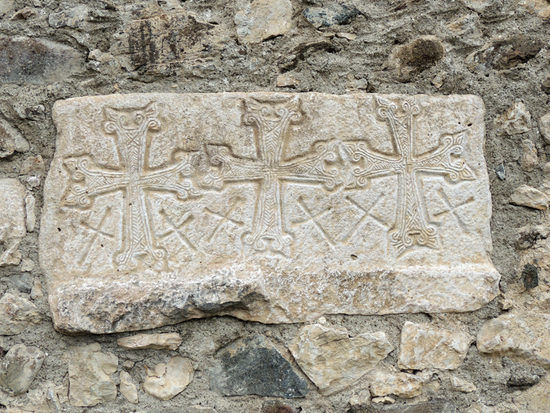 Церковь «Пустынь Кусаноц». Хачкар замурованный в стене. Церковь «Пустынь Кусаноц». Хачкар замурованный в стене.