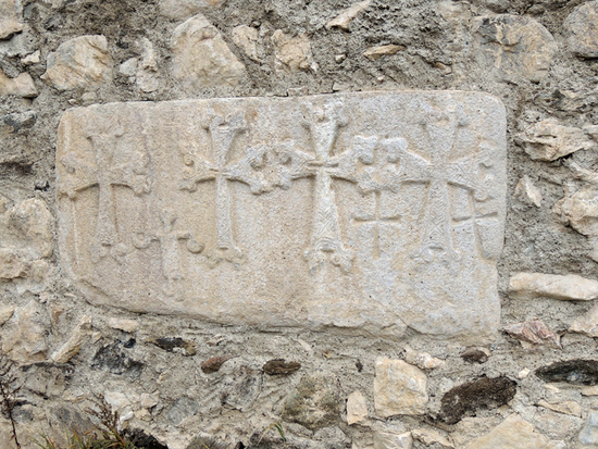 Церковь «Пустынь Кусаноц». Хачкар замурованный в стене. Церковь «Пустынь Кусаноц». Хачкар замурованный в стене.