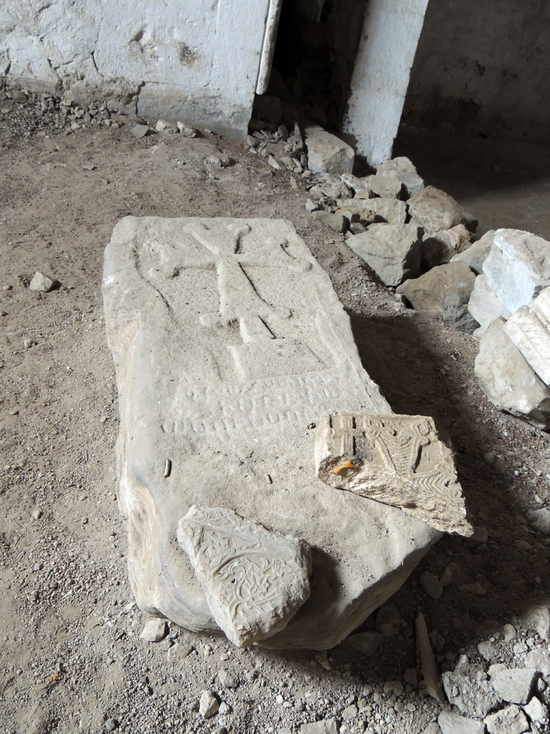 Церковь «Сурб Аствацацин» («Успенья Прсвятой Богородицы»). Хачкар. Церковь «Сурб Аствацацин» («Успенья Прсвятой Богородицы»). Хачкар.