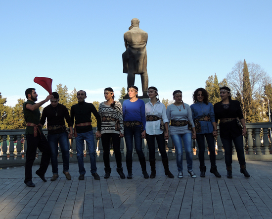 Начинается исполнение народного танца... Начинается исполнение народного танца...