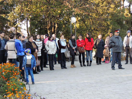 Хотя и холодновато было, но на звуки мызыки люди начали собираться... Хотя и холодновато было, но на звуки мызыки люди начали собираться...