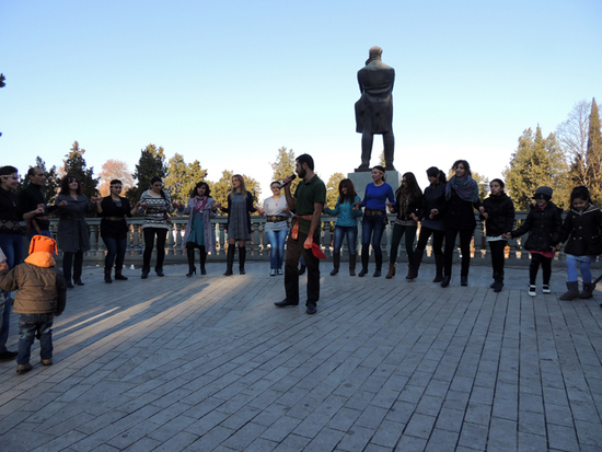 После выступления Вардан начал обучать желающих, как правильно танцевать армянские народные танцы. После выступления Вардан начал обучать желающих, как правильно танцевать армянские народные танцы.