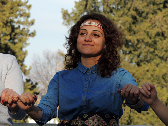 Лица. Во время танцев надо держать мизинцами друг с другом... Лица. Во время танцев надо держать мизинцами друг с другом...