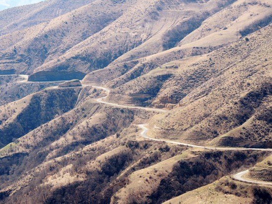 Дорога змейкой идёт в Бердзор. "Кавказский Узел" Дорога змейкой идёт в Бердзор. "Кавказский Узел".