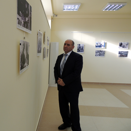 Мэр города Стиепанакерта Сурен Григорян рядом с экспонатами. Мэр города Стиепанакерта Сурен Григорян рядом с экспонатами.