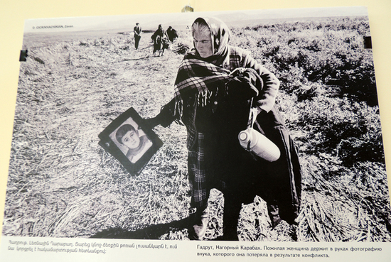 Женщина держит фото своего внука, который пропал без вести... Женщина держит фото своего внука, который пропал без вести...