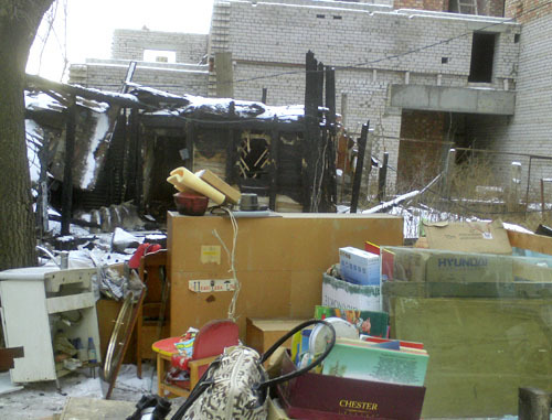 Вещи семьи Порфирьевых возле дома, который сносят. Астрахань, 17 декабря 2013 г. Фото Елены Гребенюк для "Кавказского узла"