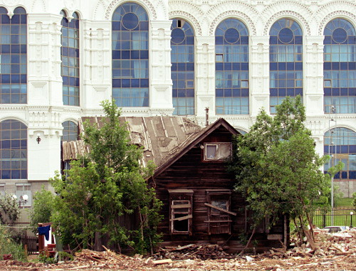 25 марта в 100 метрах от театра оперы и балета сгорели 10 домов. Остался один аварийный дом, который будет скоро снесен. Астрахань, 28 мая 2014 г. Фото Вячеслава Ященко для "Кавказского узла"