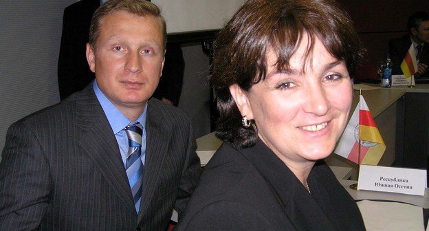 Министр по делам молодежи, спорта и туризма Элеонора Бедоева и министр экономического развития Южной Осетии Игорь Беппиев на заседании Экономического совета и группы координации по развитию курортов и туризма Ассоциации «Северный Кавказ». Ростов-на-Дону. 16 апреля 2009 года. Фото корреспондента «Кавказского узла» Натальи Баженовой.