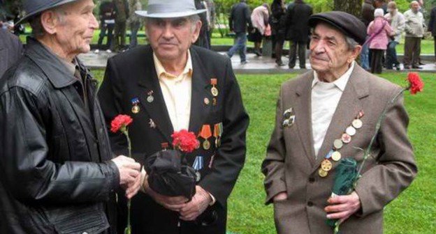 Ветераны в Кабардино-Балкарии празднуют День Победы. Нальчик, 9 мая 2009 года. Фото корреспондента "Кавказского узла".