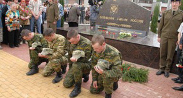 Открытие памятника жителям Брянска Алексею Макееву и Сергею Бакалеву, погибшим в прошлом году в ходе августовской войны на Кавказе. Фото с сайта briansk.ru.