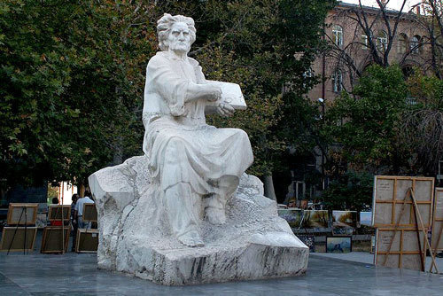 Памятник художнику Мартиросу Сарьяну в Ереване. Фото с сайта http://ru.wikipedia.org Памятник художнику Мартиросу Сарьяну в Ереване. Фото с сайта http://ru.wikipedia.org