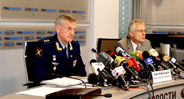 Заместитель начальника Генерального штаба Вооруженных сил РФ, генерал-полковник Анатолий Ноговицын (слева), 5 августа 2009 года. Фото "Кавказского Узла"